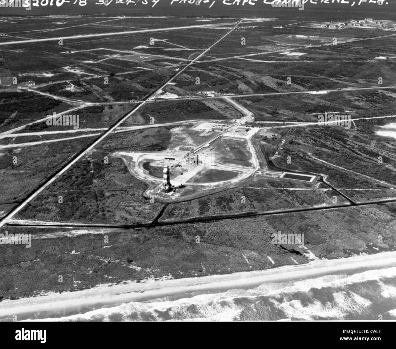 Ein Bild aus der Atlas negative Collection, das ein Flugzeug in einem Wartungshangar mit Schwerpunkt auf Laufwerk und Triebwerkkomponenten zeigt. Stockfoto