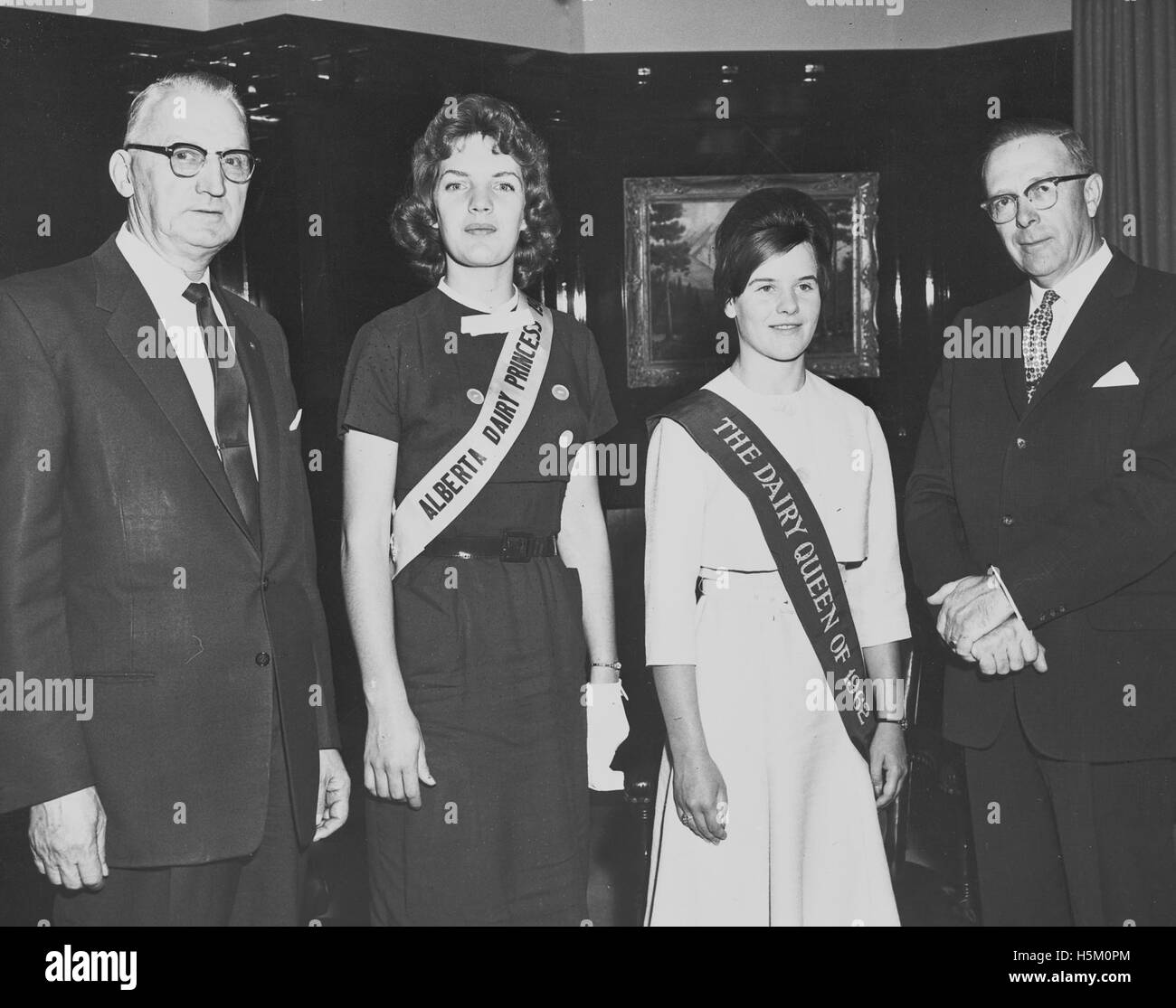 Die Molkerei Queen Heather Bomford und die Alberta Dairy Princess Denise Aumuller werden zusammen im Rahmen einer Veranstaltung zur Förderung von Initiativen der Milchwirtschaft oder Schönheitswettbewerben gezeigt. Beide Frauen waren prominente Persönlichkeiten in Albertas Landwirtschaftsgemeinde. Stockfoto