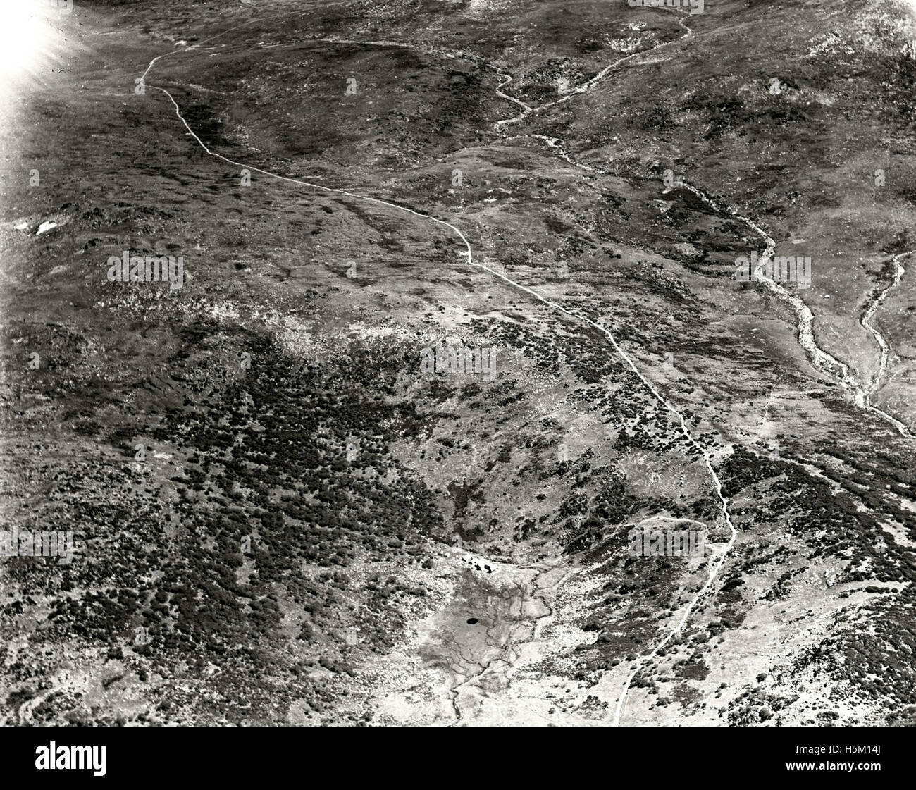 Dieses Foto vom 11. März 1937 zeigt das Kosciusko Chalet in den australischen Alpen. Das Bild fängt einen historischen Moment in der Entwicklung des Tourismus in der Region ein und zeigt das Chalet und die umliegende Landschaft. Stockfoto