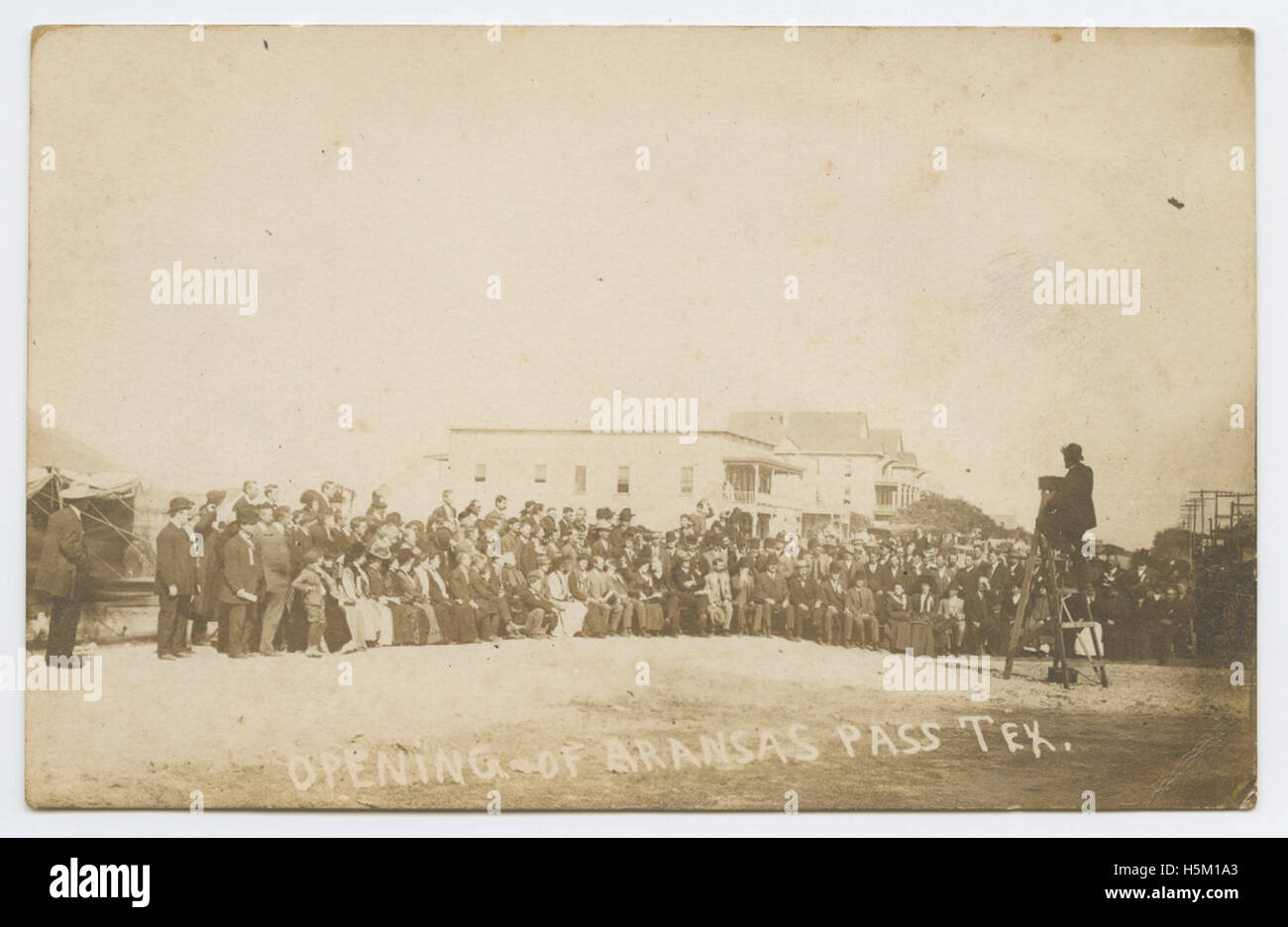 Die Eröffnung des Aransas Pass in Texas war ein bedeutendes Ereignis in der Entwicklung der Stadt. Das Foto zeigt Geschäftsgebäude, Straßen, Menschenmassen und das Wachstum lokaler Städte mit Schwerpunkt auf städtischer Expansion und Wirtschaftswachstum. Stockfoto