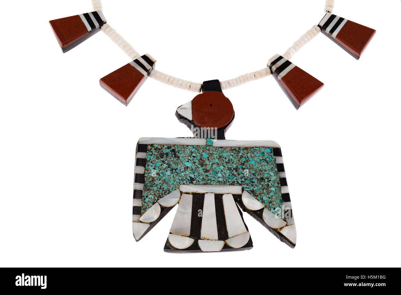 Nahaufnahme der Native American Schmuck, Santo Domingo Türkis und Koralle thunderbird und tag Halskette isoliert auf Weiss. Stockfoto