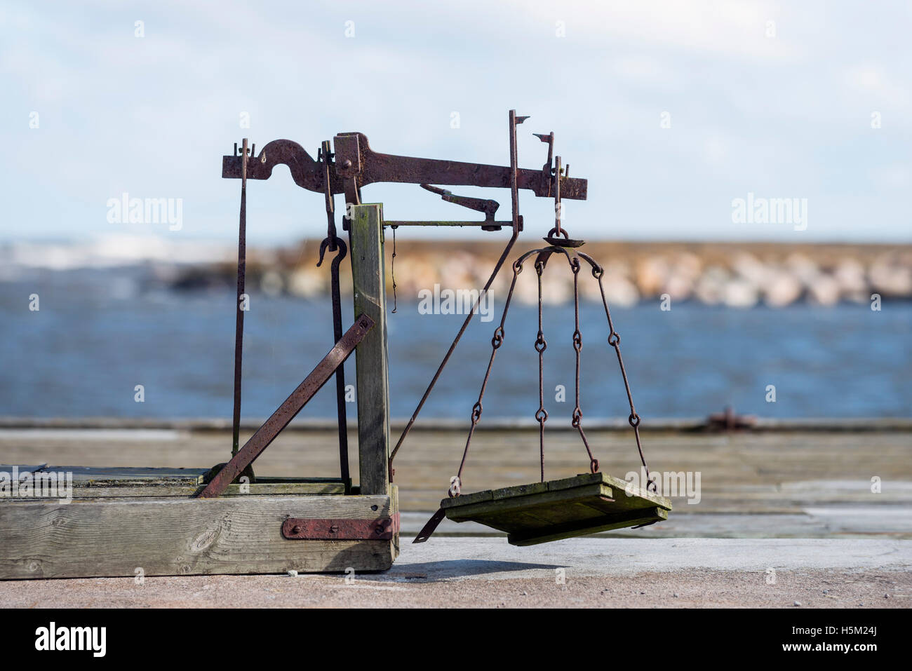Alte Waage im Fischereihafen. Öland, Schweden Stockfoto