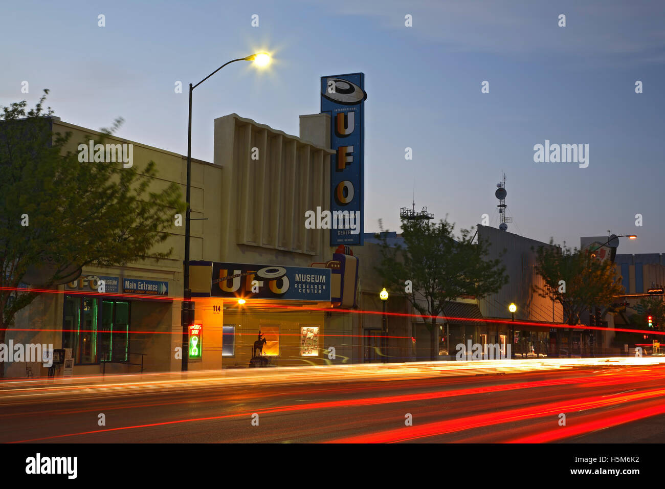 UFO-Museum und helle Streifen in der Dämmerung, Roswell, New Mexico, Vereinigte Staaten Stockfoto