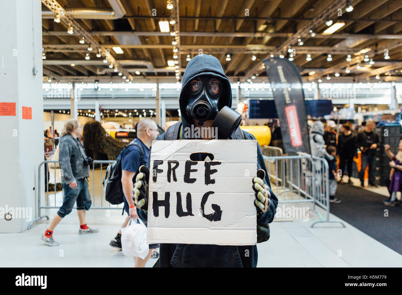 Ein Cosplayer bietet kostenlose Umarmungen auf der Comic Con Kopenhagen 2016. Stockfoto