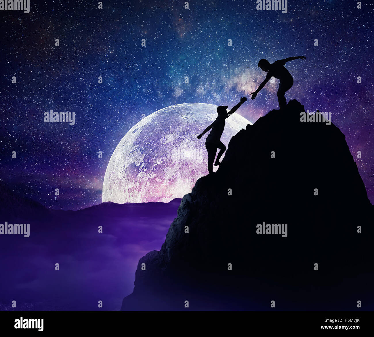 Mann Freund Berg Felswand klettern helfende Hand einzuräumen. Teamwork und Vertrauen Konzept in riskante Situation. Vollmond-Nacht-b Stockfoto