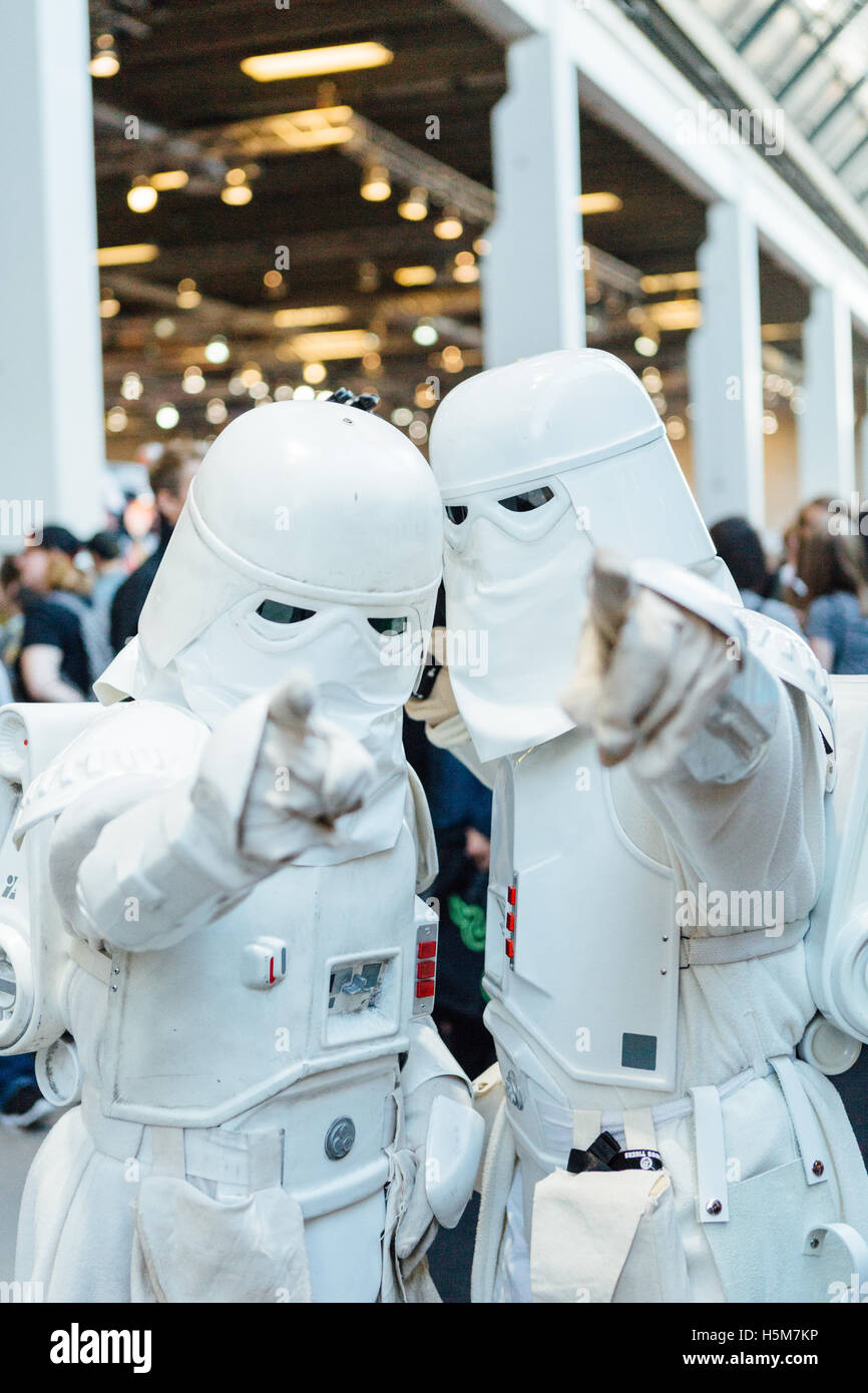 Cosplayer tragen Snowtrooper Kostüme, bekannt aus dem Star Wars Universum, auf der Comic Con Kopenhagen 2016. Stockfoto