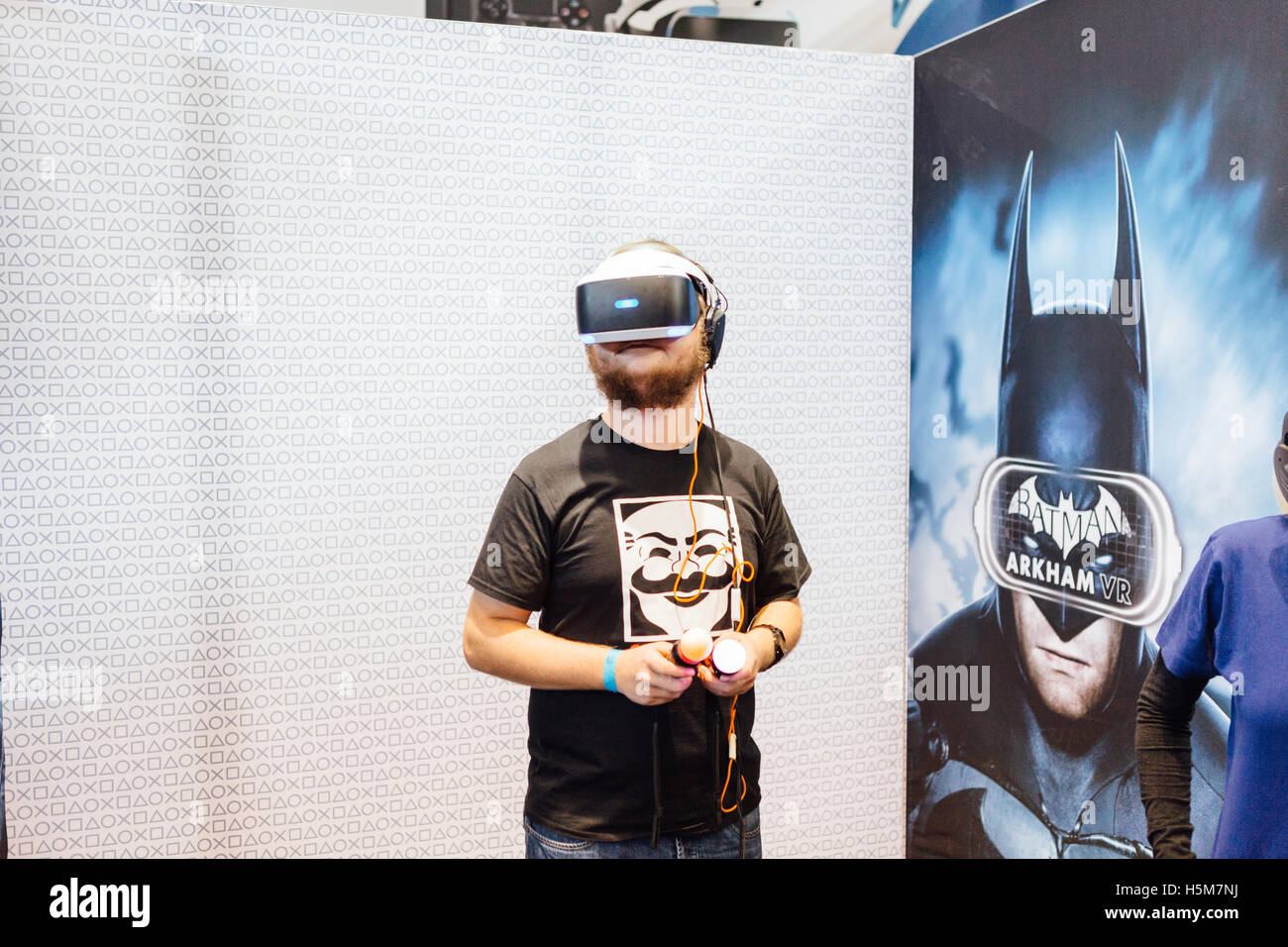 Computerspieler spielen virtuelle Realität mit einem VR-Kopfhörer auf der Comic Con Kopenhagen 2016. Stockfoto