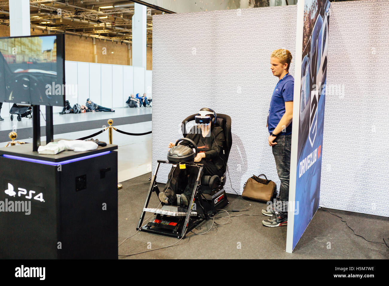 Computerspieler spielen virtuelle Realität mit einem VR-Kopfhörer auf der Comic Con Kopenhagen 2016. Stockfoto