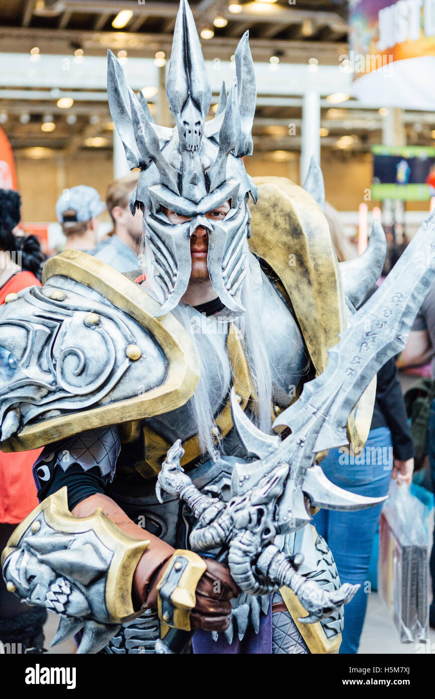 Ein Cosplayer trägt eine riesige Kostüm auf der Comic Con Kopenhagen 2016. Stockfoto