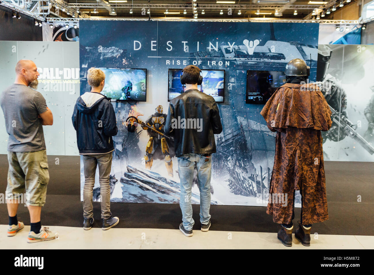 Spieler spielen und testen neue Computerspiele auf der Comic Con Kopenhagen 2016. Stockfoto