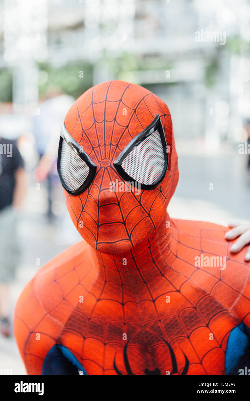 Ein Cosplayer trägt ein Pider-Man-Kostüm, aus dem Marvel-Comics-Universum, auf der Comic Con Kopenhagen 2016 bekannt. Stockfoto