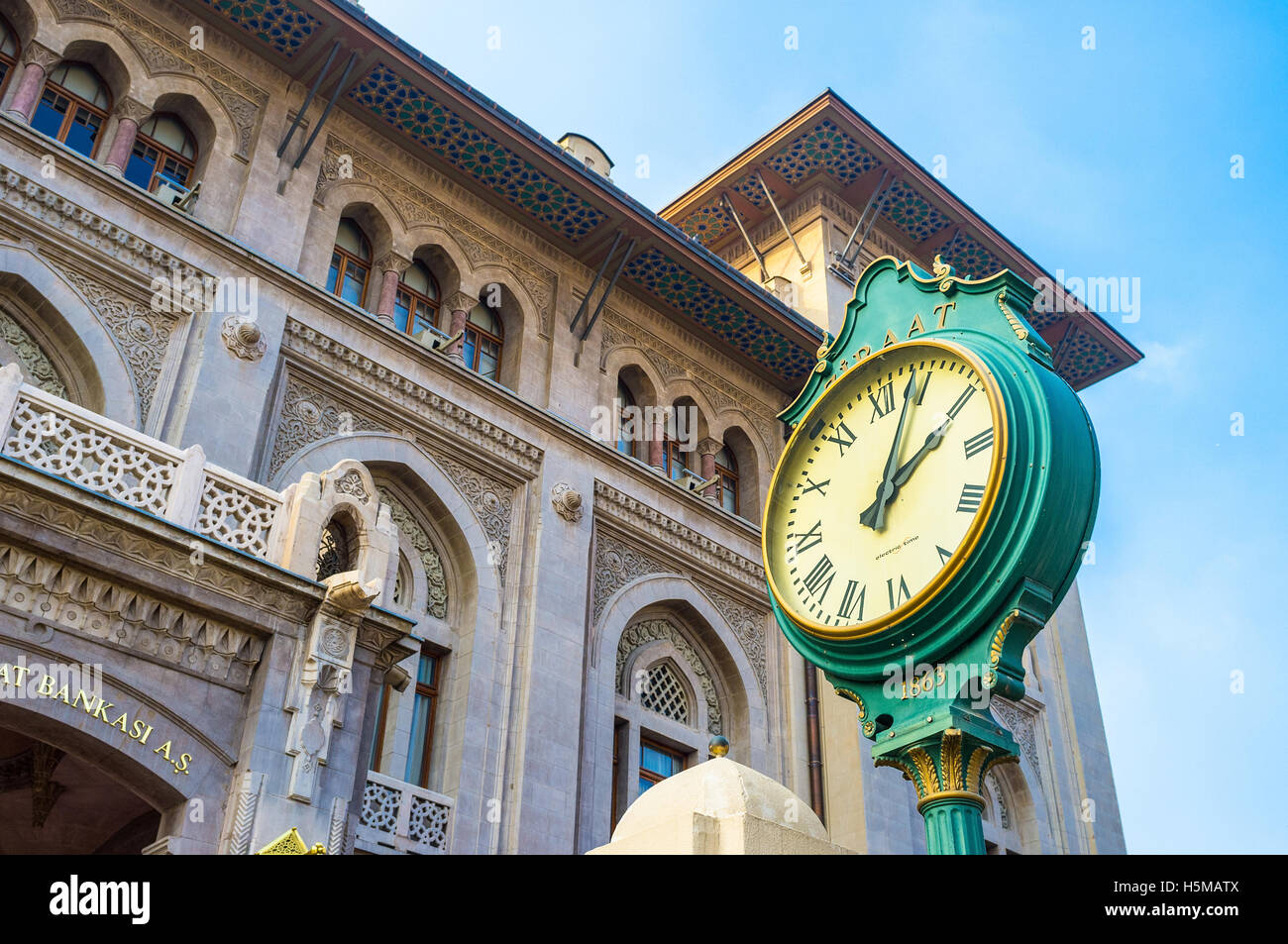 Die alte Uhr neben der Hauptverwaltung der Ziraat Bankasi Stockfoto