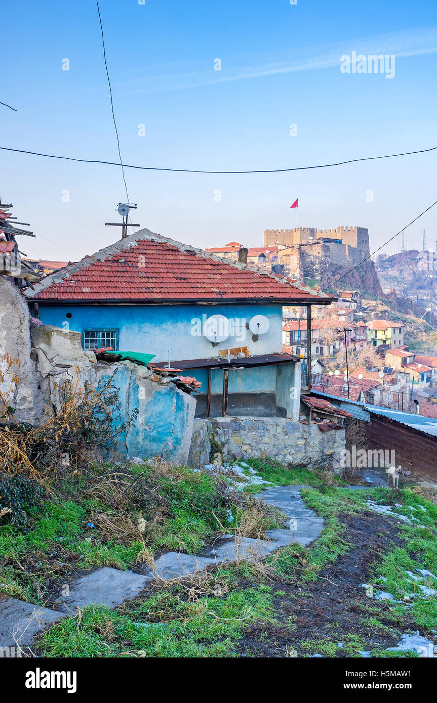 Das alte Haus in Ankara Stadtzentrum mit der Hisar Zitadelle auf dem Hintergrund, Türkei. Stockfoto