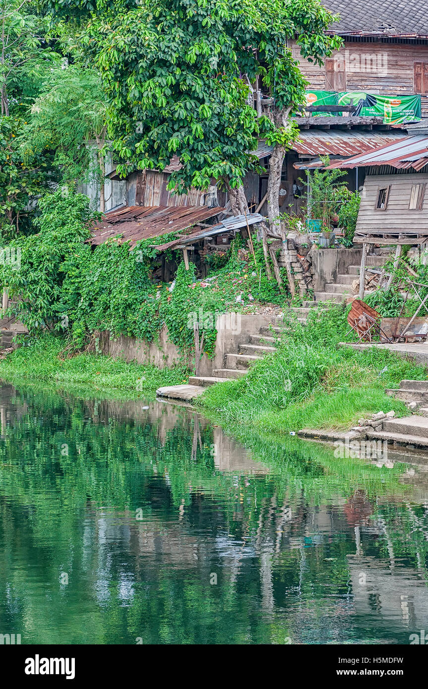 Alten heruntergekommen Fluss Hütten in Phetchaburi, Thailand. Stockfoto