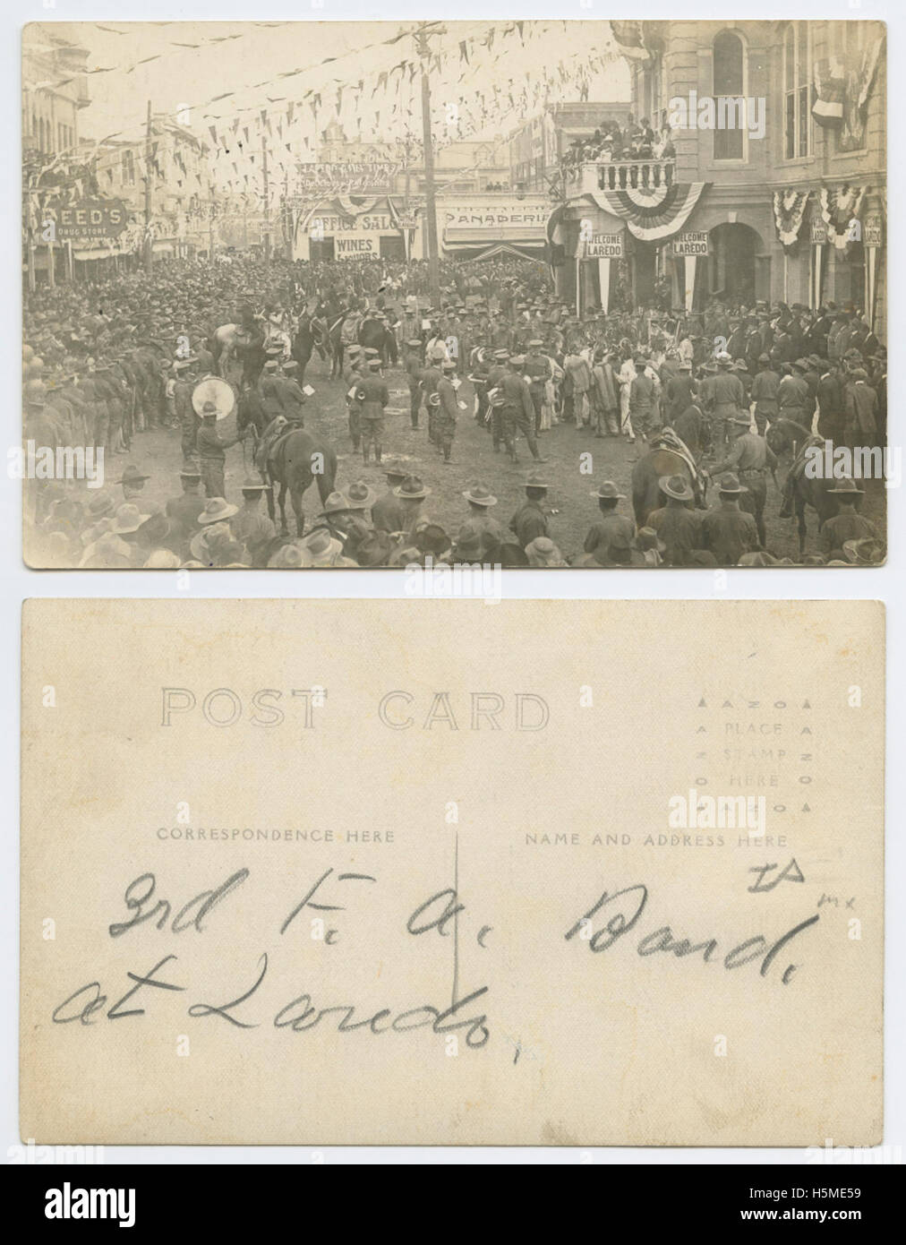 Ein historisches RPPC-Foto des Geschäftsviertels in Laredo, Texas, mit zentralen Geschäftsgebäuden, Straßen, Autos und Trolleys. Das Bild zeigt eine geschäftige urbane Szene aus dem frühen 20. Jahrhundert in der Nähe der Grenze zwischen den USA und Mexiko. Stockfoto