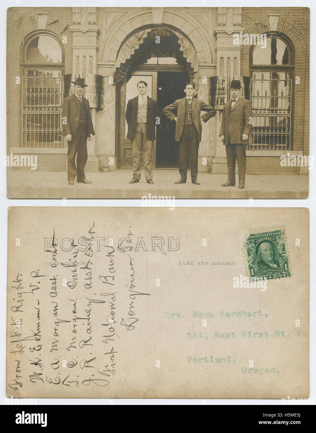 Der Vizepräsident und die Mitarbeiter der First National Bank in Longview, Texas, sind vor ihrem Bankgebäude abgebildet und dokumentieren das Geschäftsumfeld und die Bankgeschäfte in Texas Anfang des 20. Jahrhunderts. Stockfoto