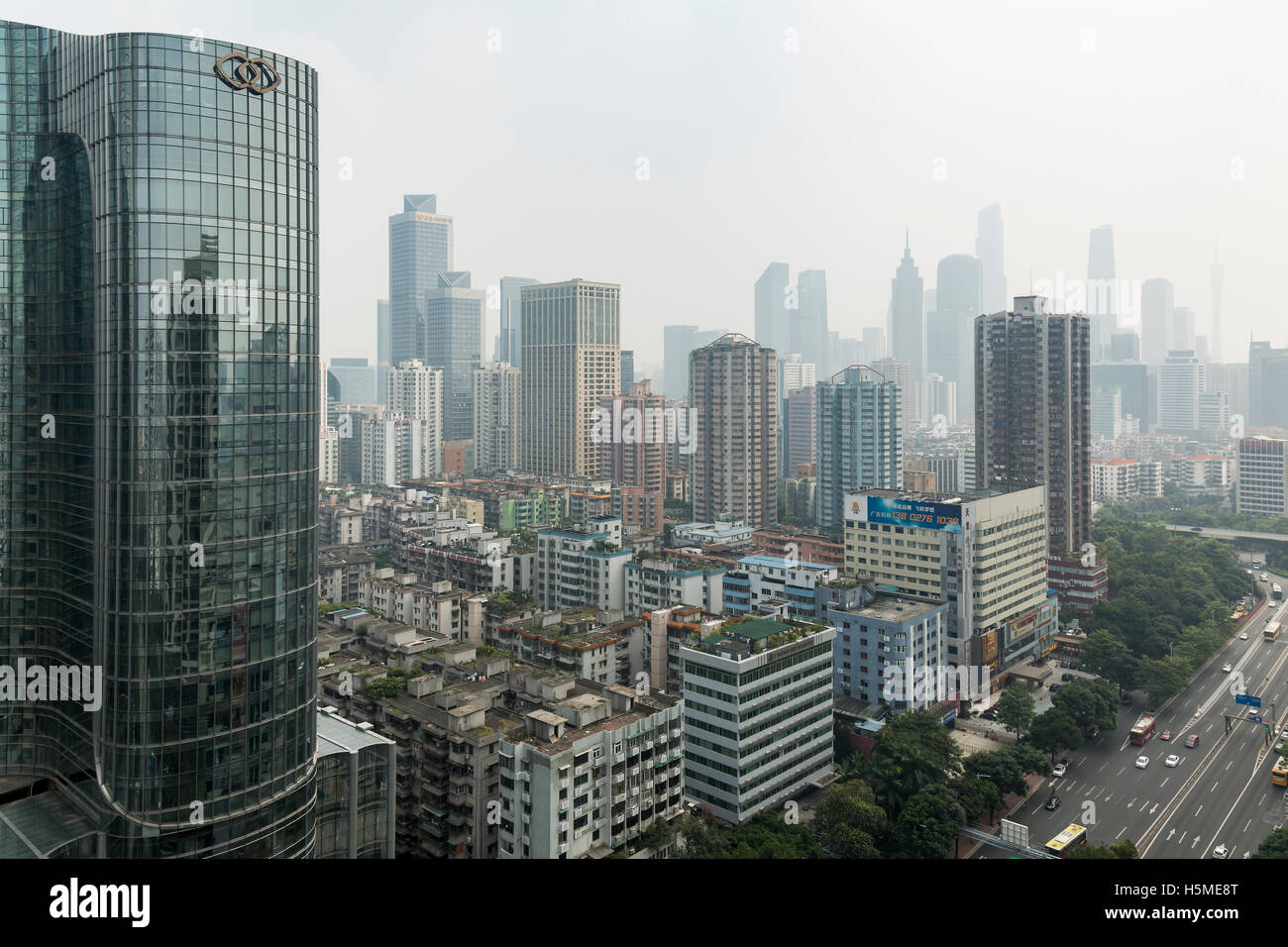 Guangzhou, China. September 2016. Ansicht von Guangzhou Innenstadt bei einem rauchigen Abend. Stockfoto