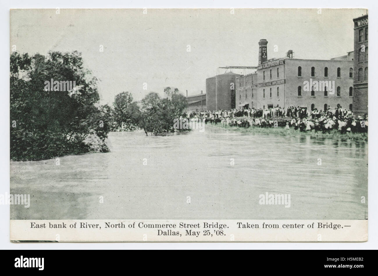 Ein Blick auf das Ostufer des Flusses, nördlich der Commerce Street Bridge in Dallas, aufgenommen als Teil einer Postkartensammlung, zeigt die Landschaft und die städtische Umgebung der Gegend. Stockfoto