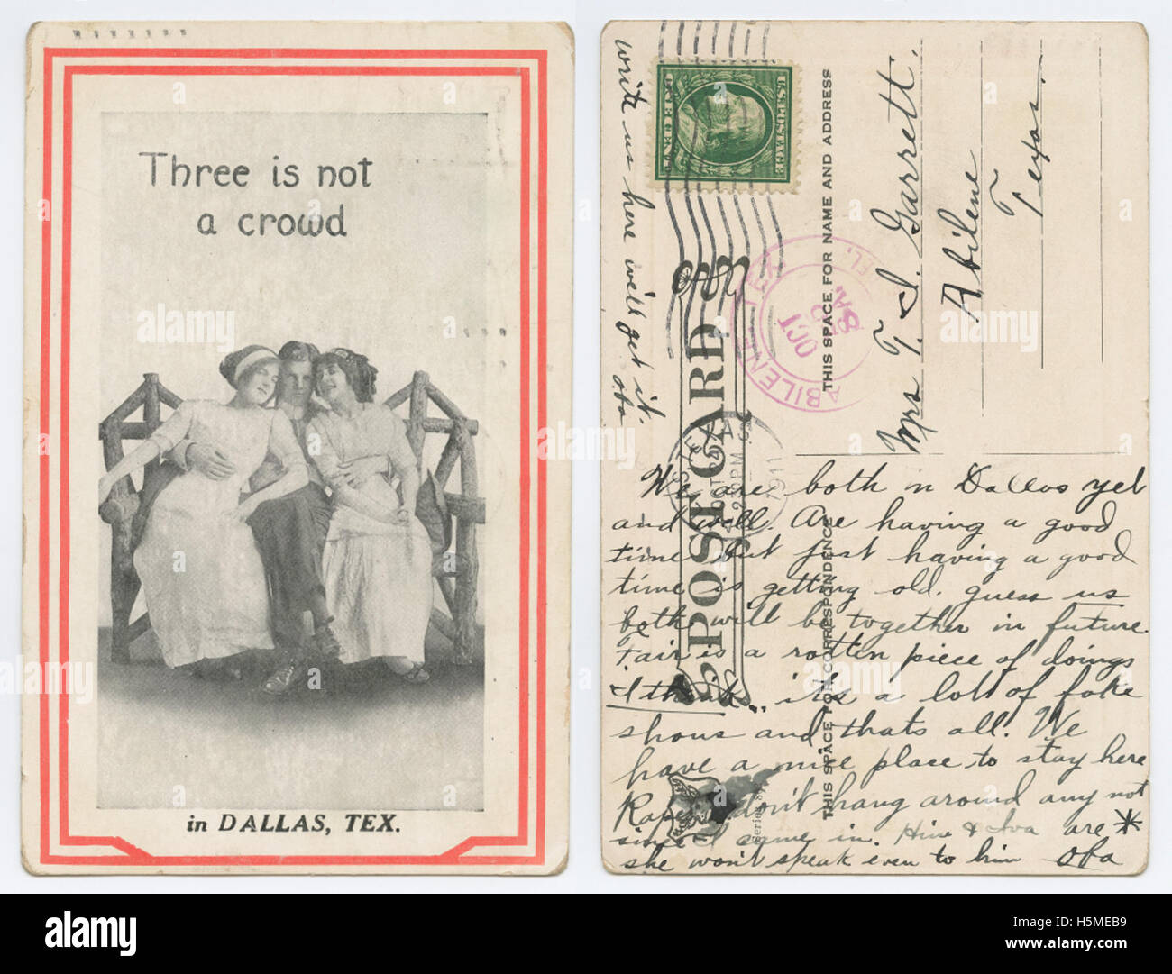 Der Satz „drei ist keine Menschenmenge“ aus Dallas, Texas, bezieht sich auf ein gesellschaftliches Ereignis oder eine Zusammenkunft, bei der drei Personen in einem öffentlichen Szenario dargestellt oder in einem öffentlichen Szenario beteiligt werden. Stockfoto