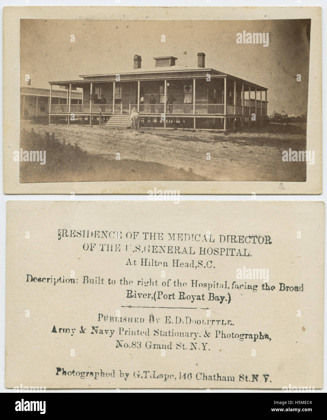 Die Residenz des medizinischen Direktors des US General Hospital während des Amerikanischen Bürgerkriegs ist in einem Albumenabdruck festgehalten. Dieses Foto ist Teil einer Sammlung von Bildern von Militärkrankenhäusern aus der Zeit des Bürgerkriegs und bietet Einblicke in die medizinischen Einrichtungen und das militärische Leben während des Krieges. Stockfoto