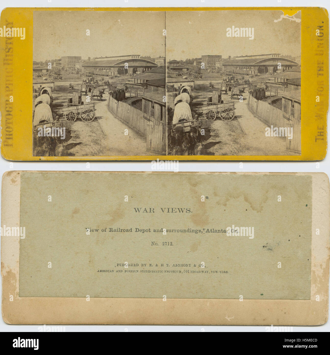 Ein Albumenabdruck des Eisenbahndepots und seiner Umgebung in Atlanta, Georgia, zeigt die Bedeutung der Eisenbahnen während des Amerikanischen Bürgerkriegs. Dieses Bild zeigt Bahnhöfe, Wagen und Wagen, die für diese Zeit typisch sind, und betont die Verkehrsinfrastruktur im Süden. Stockfoto