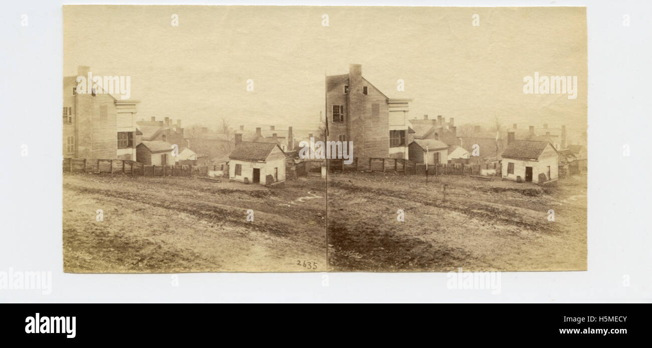 Das Chattanooga Railroad Depot mit Lookout Mountain in der Ferne. Dieses Bild ist ein Albumenabdruck aus der Zeit des Amerikanischen Bürgerkriegs, der die historische Bedeutung von Eisenbahnen, Fotografien und Stereografien dieser Zeit zeigt und Häuser und die Rolle des Depots im Verkehrswesen während dieser Zeit darstellt. Stockfoto