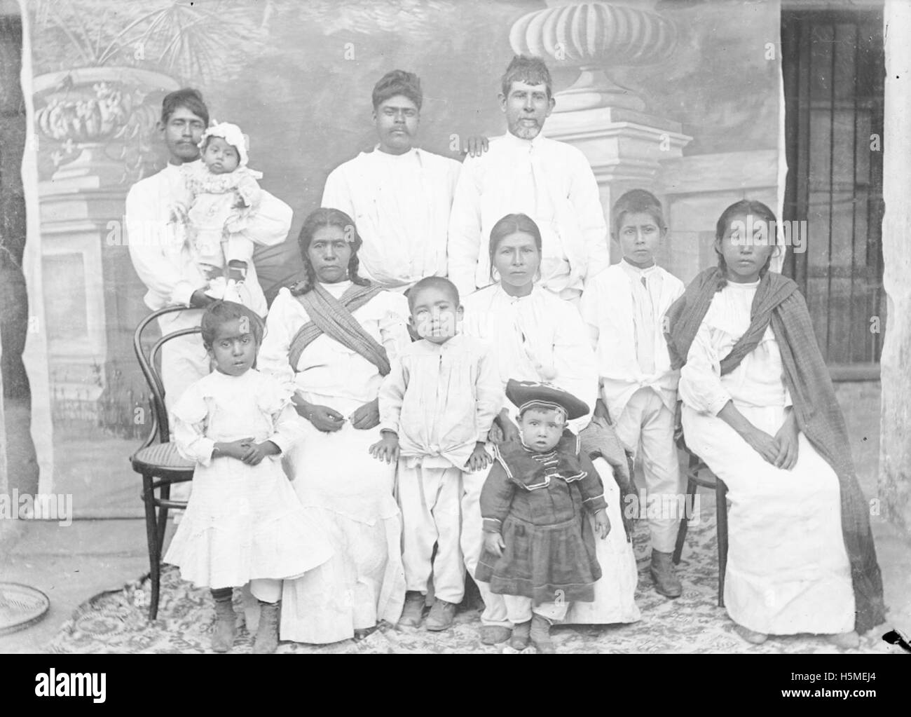 Ein Familienporträt aus der mexikanischen Revolution, das Kinder, Frauen und Männer zeigt und die soziale und familiäre Dynamik der Epoche während einer Zeit des politischen Umbruchs in Mexiko erfasst. Stockfoto