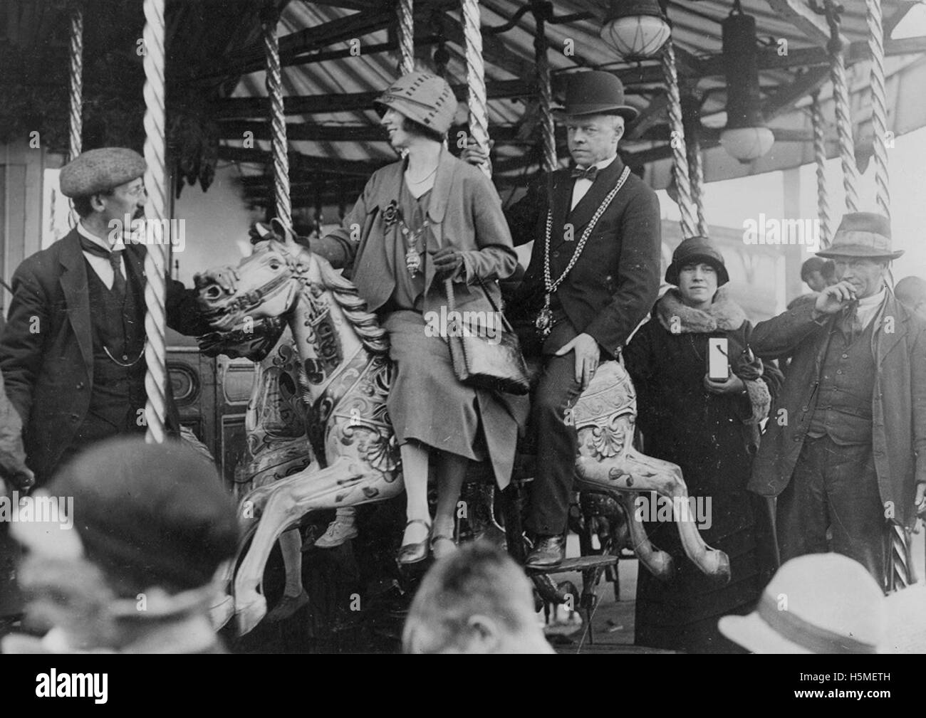 Ein historisches Foto eines Sheriffs zu Pferd beim Hoppings Festival, einer traditionellen Veranstaltung in Blyth, Newcastle upon Tyne, das einen Moment aus dem Jahr 1925 festnimmt. Diese Veranstaltung war Teil des Town Moor Temperance Festivals, mit verschiedenen sozialen Persönlichkeiten und Jahrmarkt-Attraktionen. Stockfoto