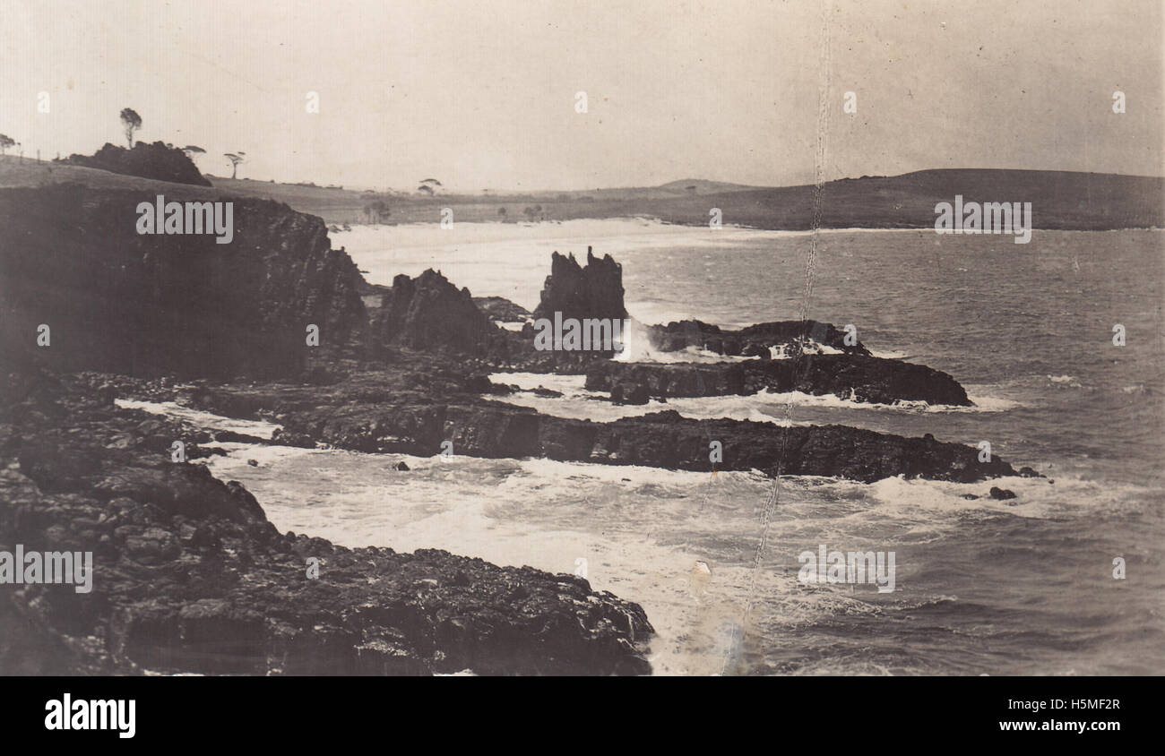 Dieses Foto, das Teil der RAHS-Sammlung ist, zeigt Cathedral Rocks in Kiama, Australien. Das Bild ist ein einfarbiges Foto, das die natürliche Schönheit und die geologischen Merkmale der Gegend feststellt. Stockfoto