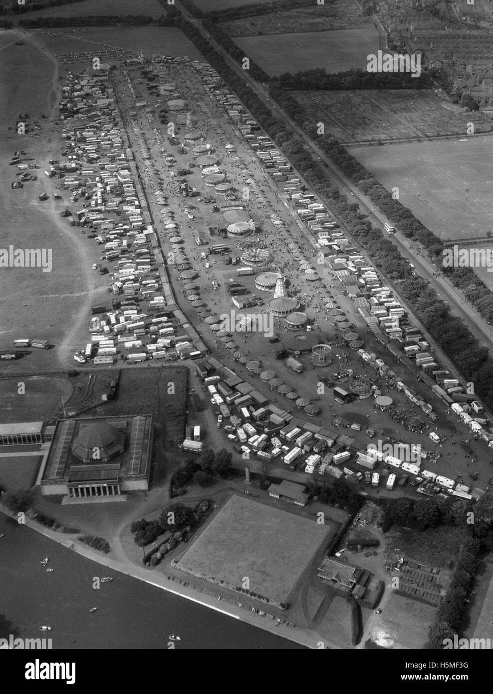 Ein Luftbild des Hoppings-Events 1964 im Exhibition Park, Gosforth Park, Newcastle. Das Bild fängt das Messegelände, die Festivalaktivitäten und die Menschenmassen ein und zeigt die lebhafte Atmosphäre der Sommerveranstaltung auf dem Town Moor. Stockfoto