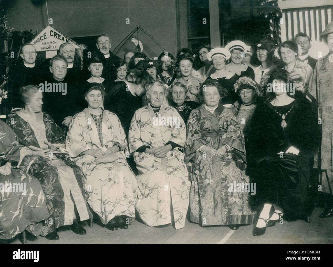 Ein japanischer Basar wurde am 11. März 1925 in der Elswick Road Wesleyan Methodist Church abgehalten. Die Veranstaltung, an der prominente Persönlichkeiten wie John Grantham, der Lady Sheriff und Lord Mayor teilnahmen, zeigte japanische Dekorationen und Merchandise. Dieses Schwarzweiß-Foto zeigt die kulturelle und soziale Bedeutung der Veranstaltung in Newcastle upon Tyne. Stockfoto