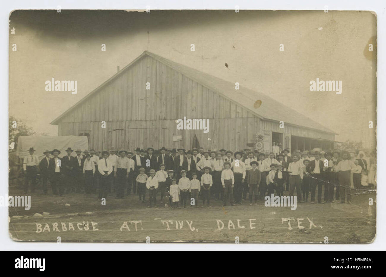 Ein Barbecue-Event in Tivy, Dale, Texas. Diese informelle Zusammenkunft bietet wahrscheinlich Outdoor-Küche, lokale Community-Teilnahme und eine traditionelle Südtexas-Grillatmosphäre. Stockfoto