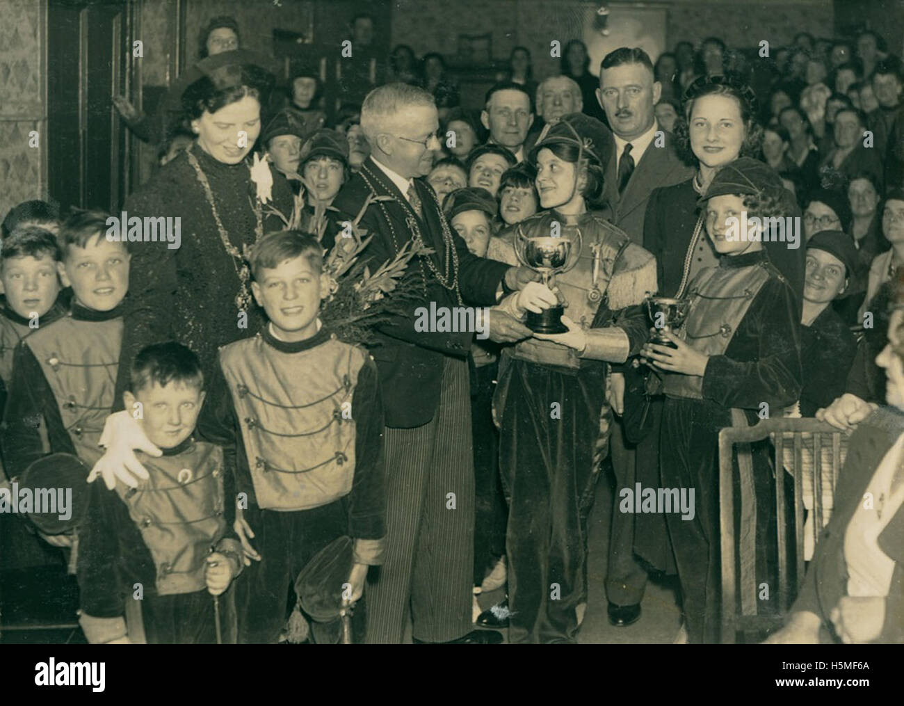 Ein Foto einer Trophäenpräsentation an die George Street Jazz Band in den 1930er Jahren Die Veranstaltung feiert die Erfolge der Band, wobei wahrscheinlich der Lord Mayor of Newcastle upon Tyne an der Zeremonie teilnimmt. Stockfoto