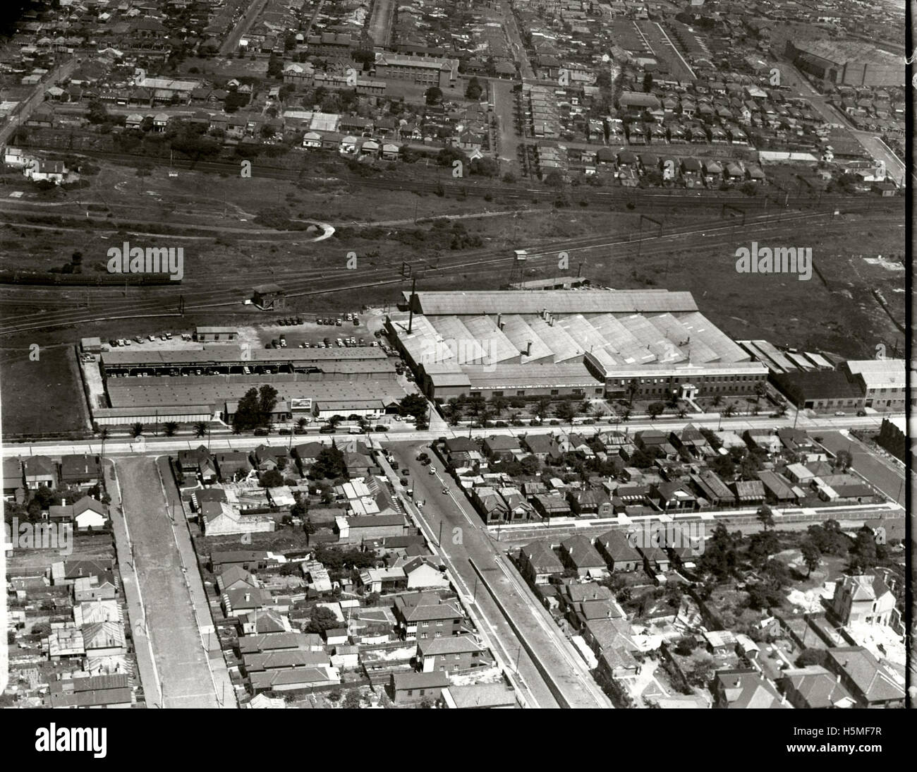 Das Montagewerk von General Motors Holden Ltd im Jahr 1936, ein wichtiger Standort in der Geschichte der Automobilherstellung in Australien. Dies unterstreicht das industrielle Wachstum und die Rolle von GM in der australischen Wirtschaft. Stockfoto