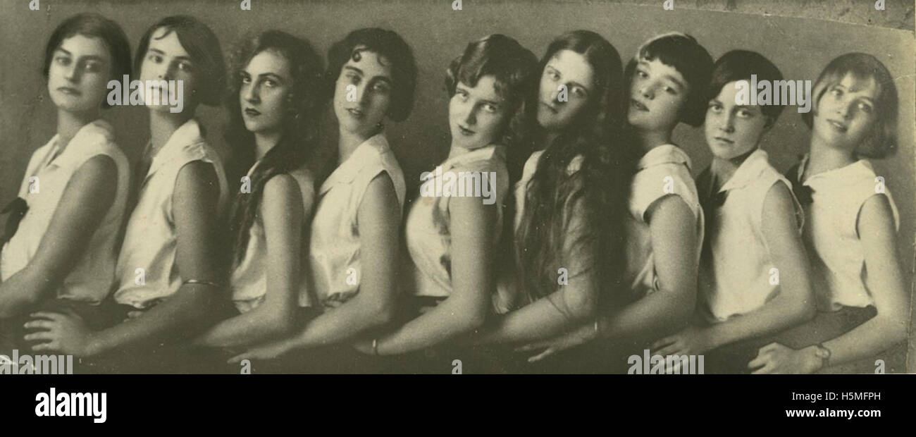 Das Foto zeigt Tänzer der Marjorie Hollinshed School of Dance, aufgenommen 1929. Die Tänzer treten im Rahmen ihrer Tanzausbildung auf und spiegeln den Stil und die Ausbildung der Zeit wider. Stockfoto