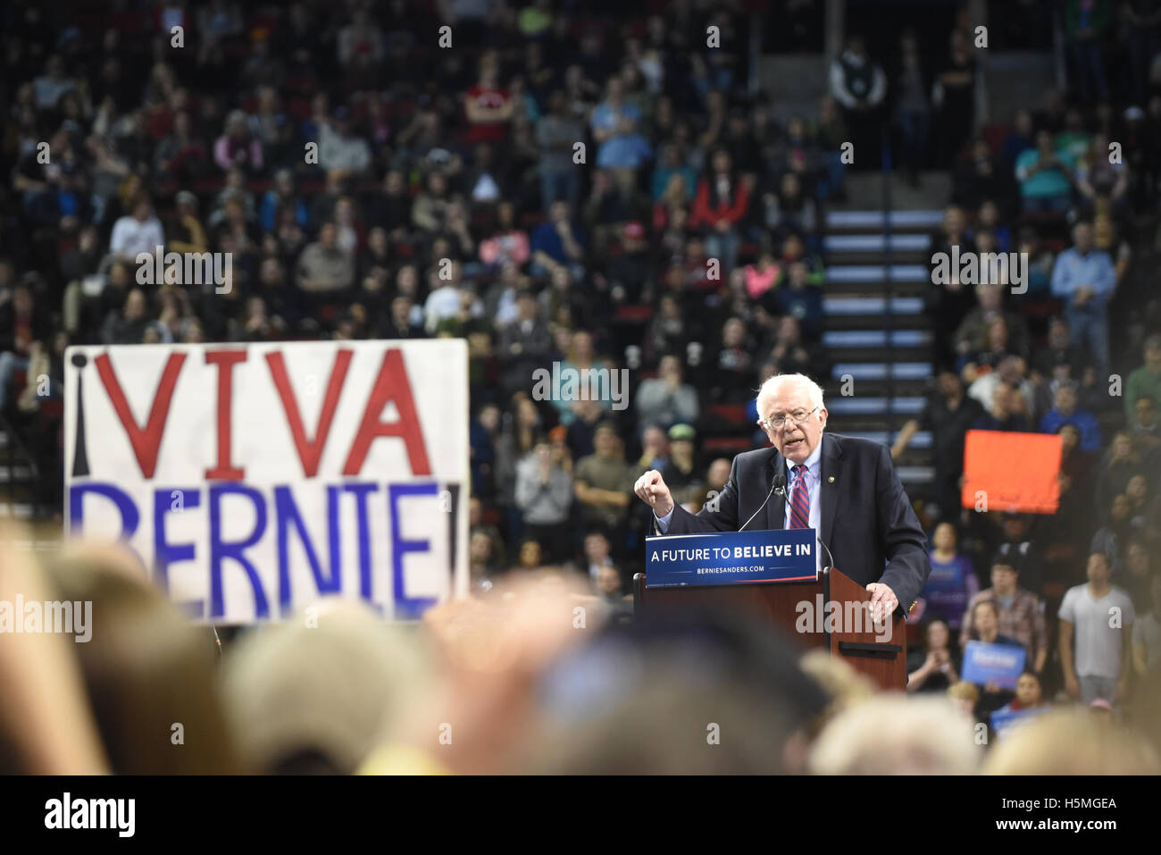 Senator Bernie Sanders befasst sich das Publikum auf eine Zukunft zu glauben In Rally am 20. März 2016 in Seattle, Washington. Stockfoto