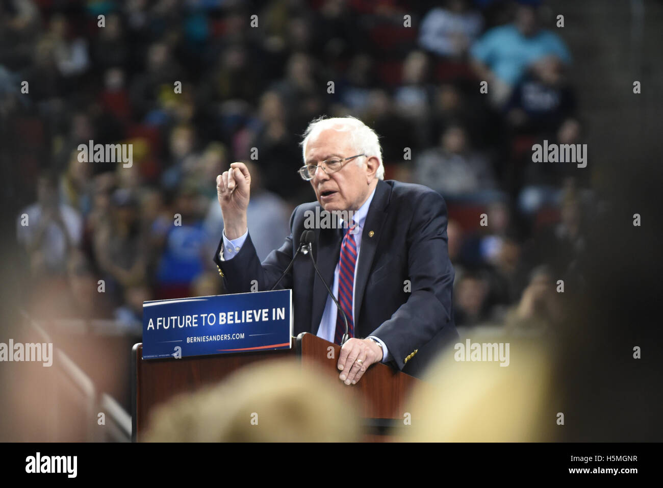 Senator Bernie Sanders befasst sich das Publikum auf eine Zukunft zu glauben In Rally am 20. März 2016 in Seattle, Washington. Stockfoto