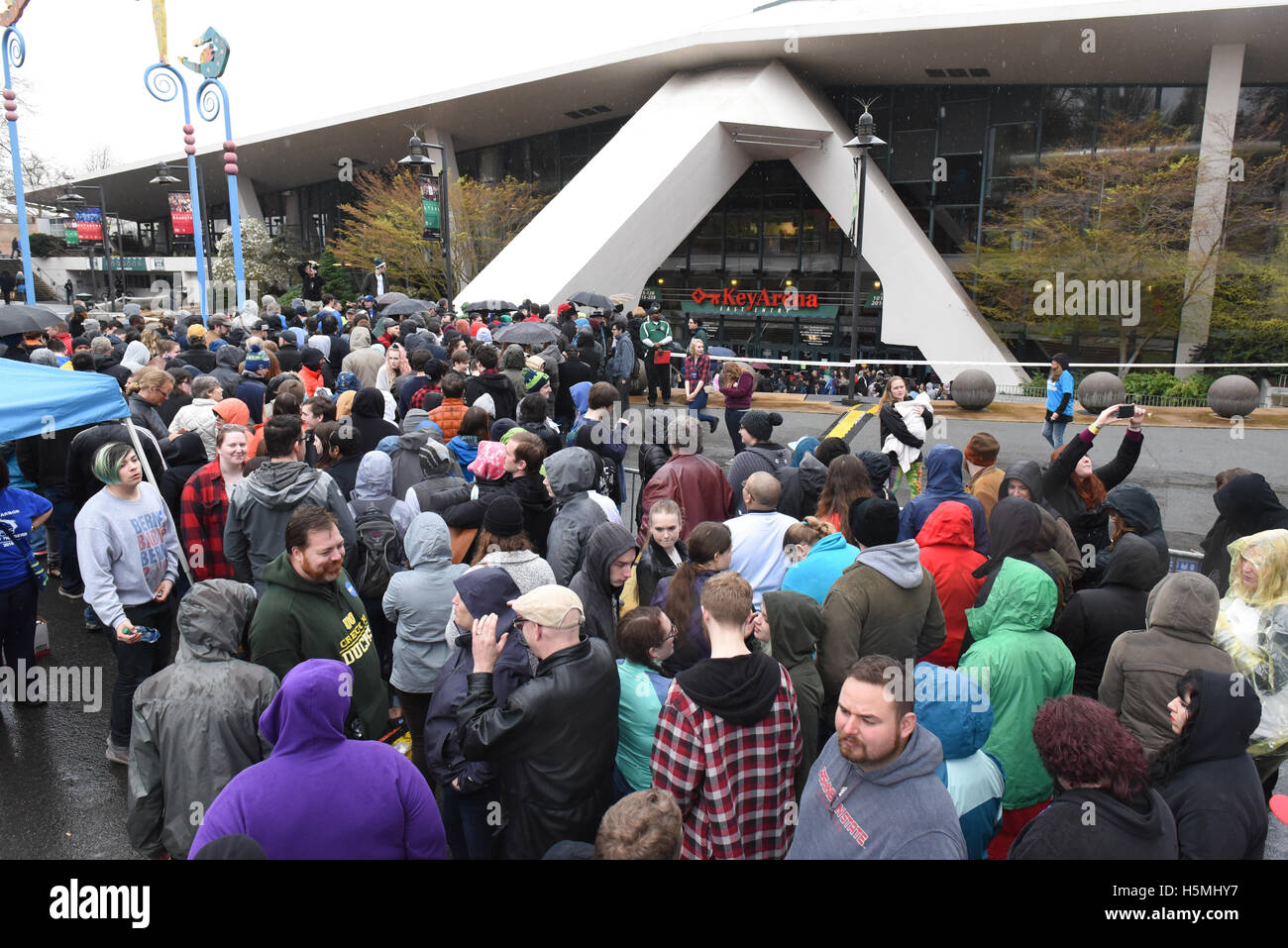 Menschenmenge vor warten im Regen zu Key Arena für Bernie Sanders A Zukunft zu glauben In Rally am 20. März 2016 in Seattle, Washington. Stockfoto