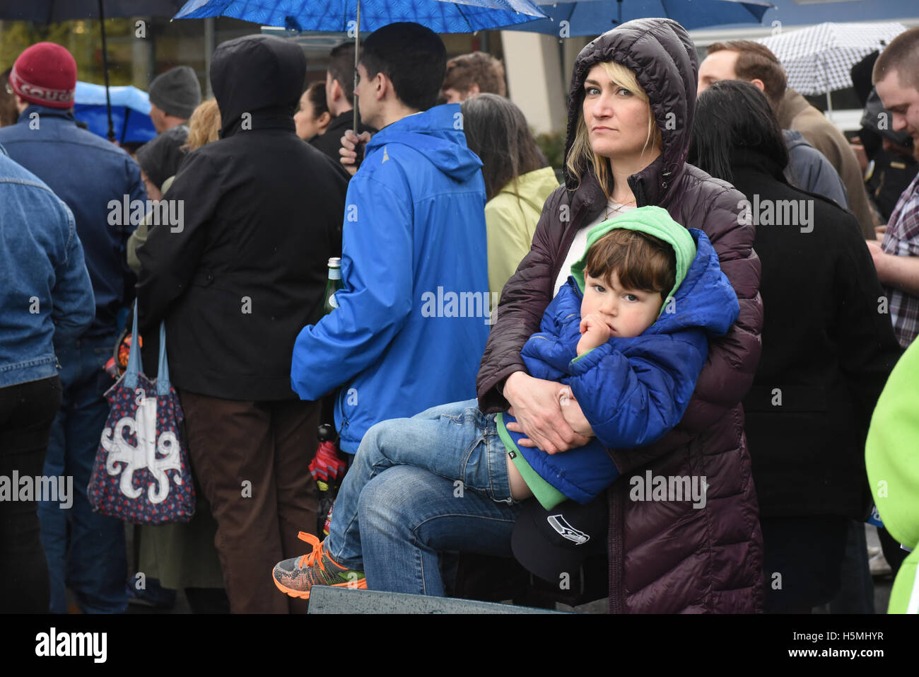 Menschenmenge vor warten im Regen zu Key Arena für Bernie Sanders A Zukunft zu glauben In Rally am 20. März 2016 in Seattle, Washington. Stockfoto