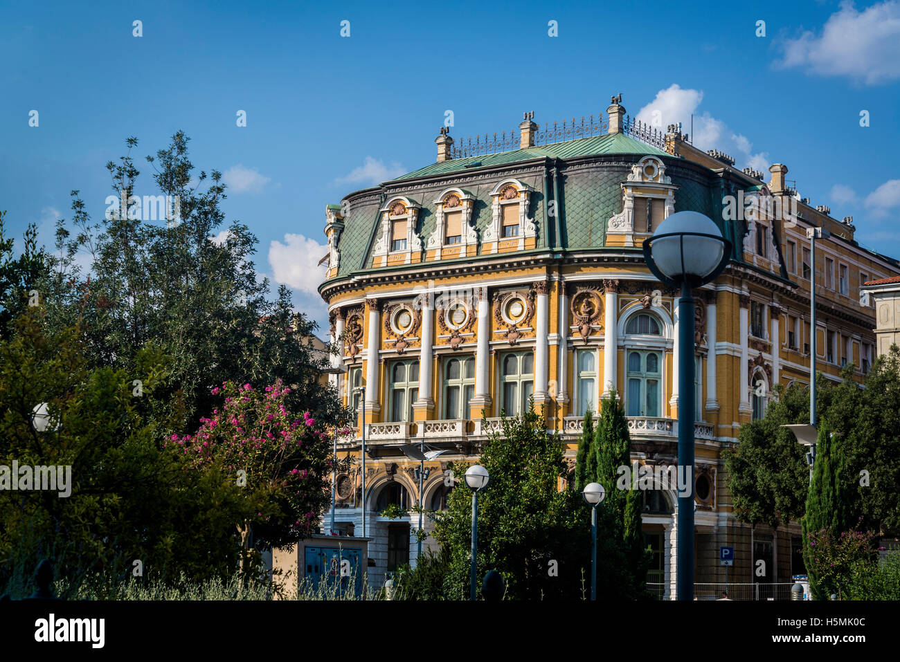 Palast Modello, Gebäude aus dem 19. Jahrhundert reich an dekorativen Elementen im Stil der späten Renaissance und des Barock, Rijeka, Kroatien Stockfoto