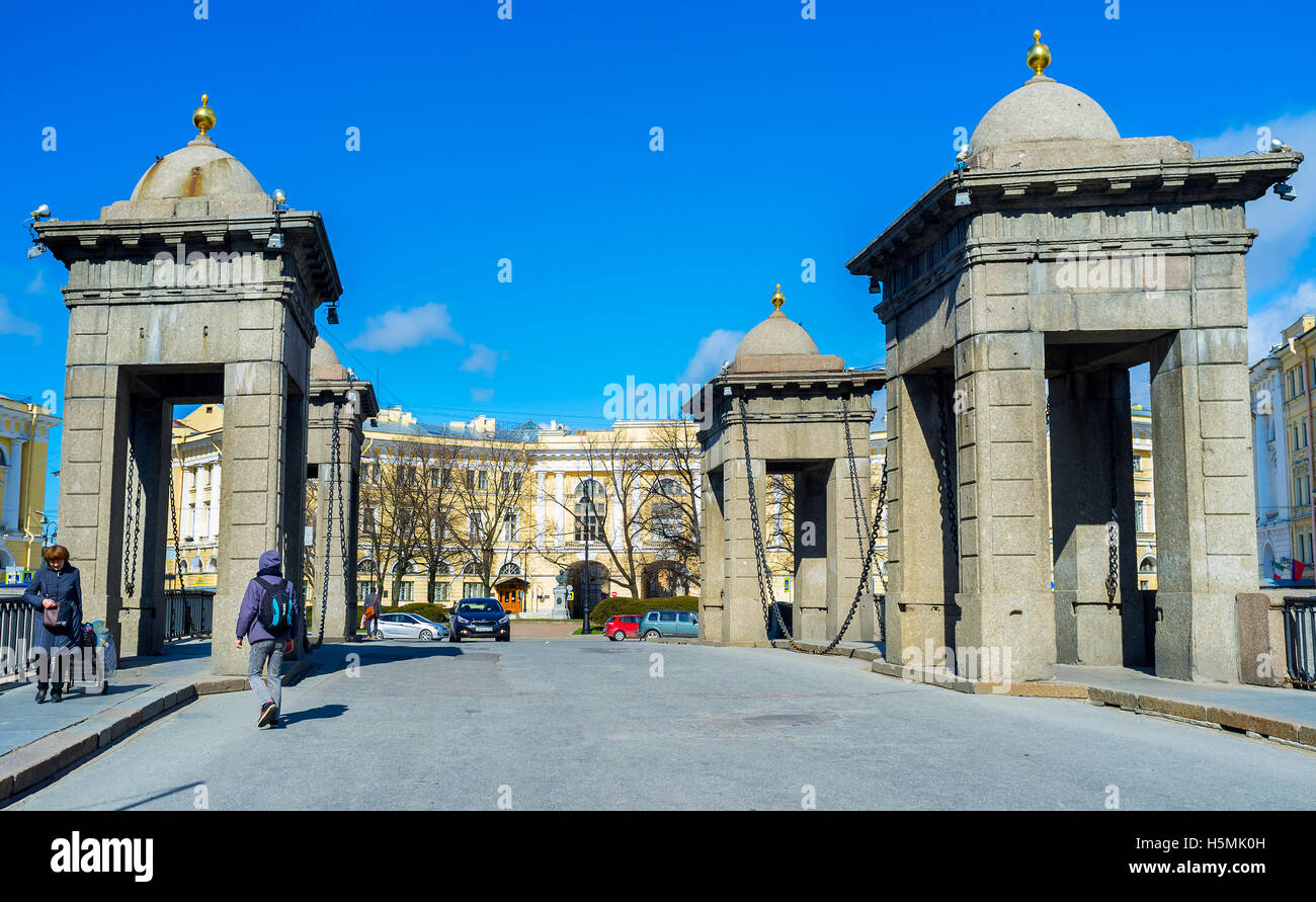 Die Lomonossow-Brücke besteht aus zwei breiten, gewölbten Seite-spannen, und einer kürzeren Zeitspanne zentrale Stockfoto