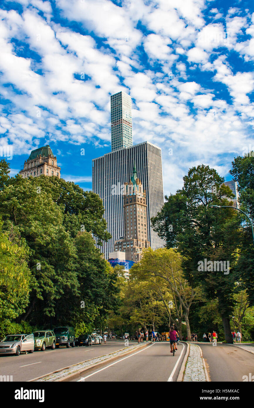 NEW YORK, USA - 17. August 2016: Moderne Wolkenkratzer in New York City. Mit mehr als 8,4 Millionen Bürgerinnen und Bürger ist es den meisten populo Stockfoto