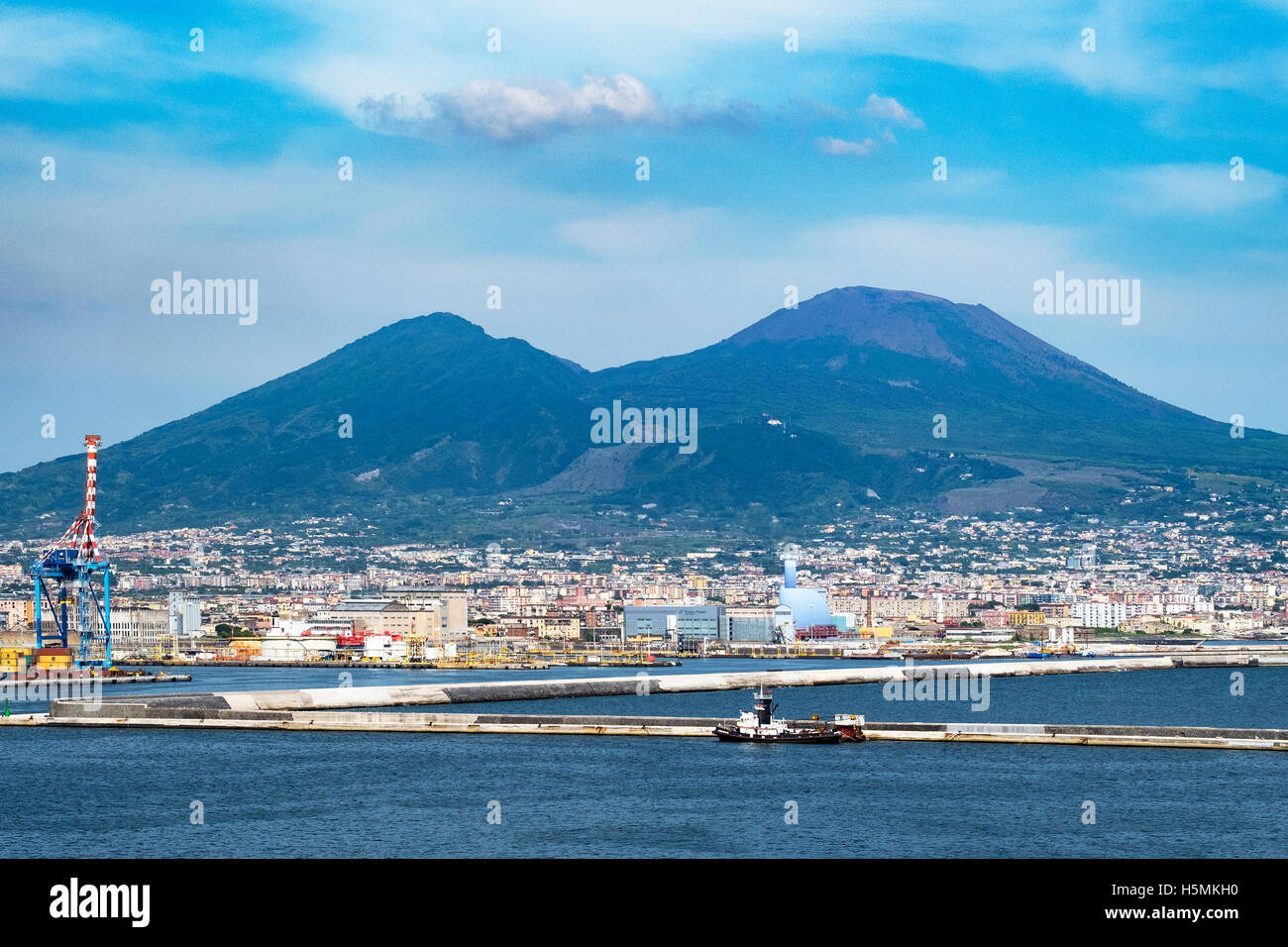 Vesuv thront über der Stadt Neapel in Italien. Stockfoto