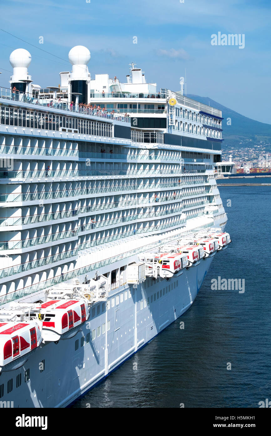 Die Norwegian Epic Kreuzfahrtschiff im Hafen von Neapel, Italien. Stockfoto