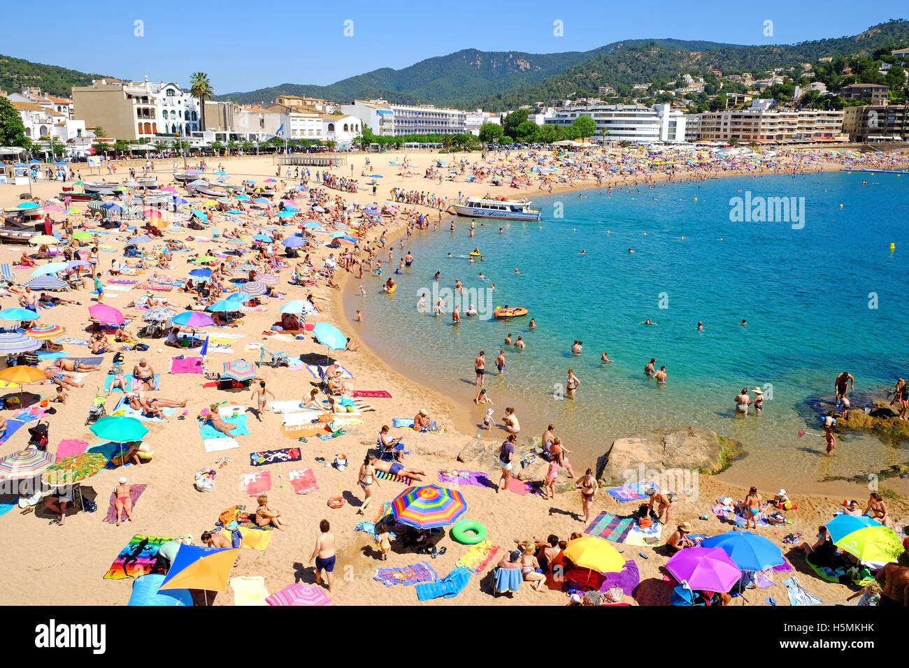 Sommer am Strand von Tossa De Mar, Costa Brava, Spanien. Stockfoto