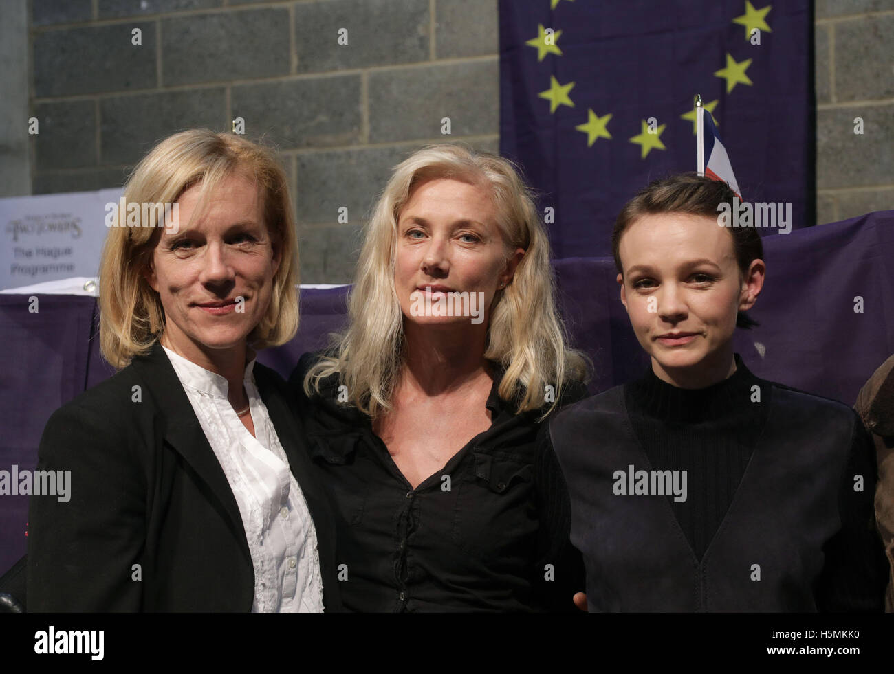 (Von links nach rechts) Juliet Stevenson, Joely Richardson und Carey Mulligan während einer szenischen Lesung der Dublin III-Verordnung, die das Recht eines Flüchtlingskindes auf Asylantrag im Young Vic Theater in London festlegt, als ergreifender letzter Appell an die unbegleiteten Kinder im „Dschungel“-Camp in Calais. Stockfoto