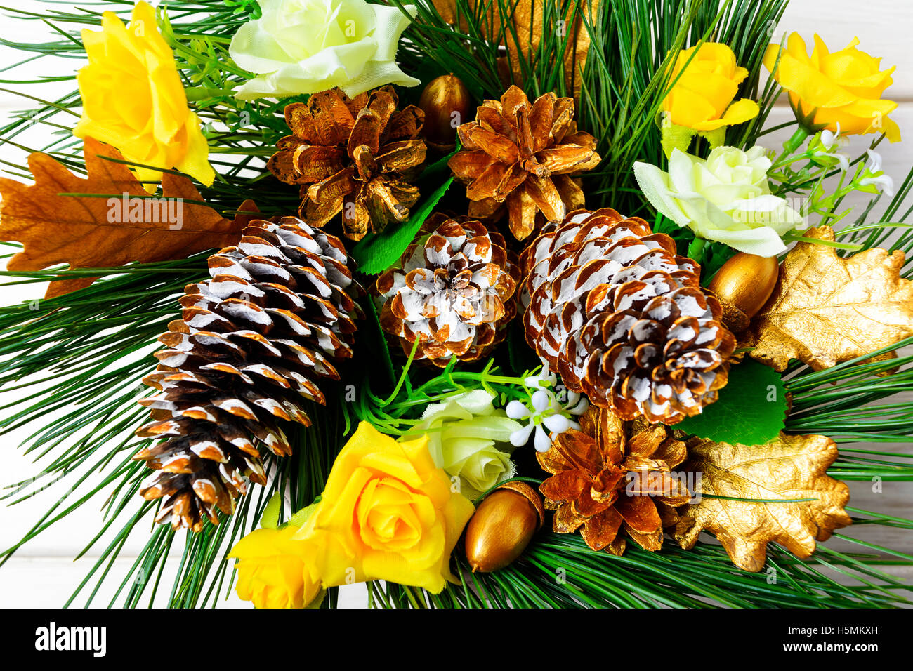 Weihnachten Hintergrund mit goldenen verzierten Tannenzapfen und Seidenrosen. Christmas Party Dekoration, Ansicht von oben. Stockfoto