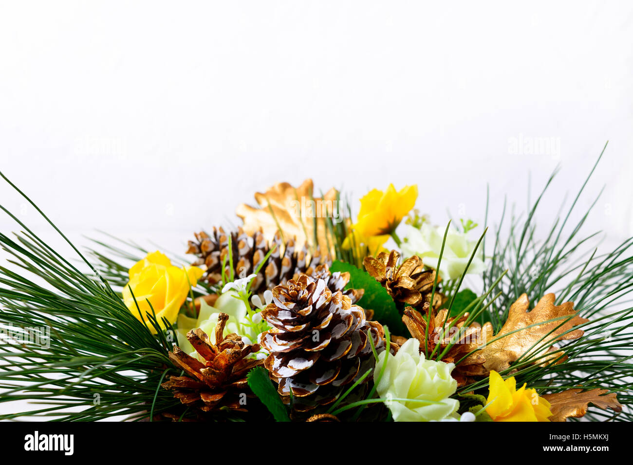 Weihnachten Hintergrund mit Tannenzweigen und goldenen Tannenzapfen. Weihnachtsgruß mit goldenen Dekor. Kopieren Sie Raum. Stockfoto