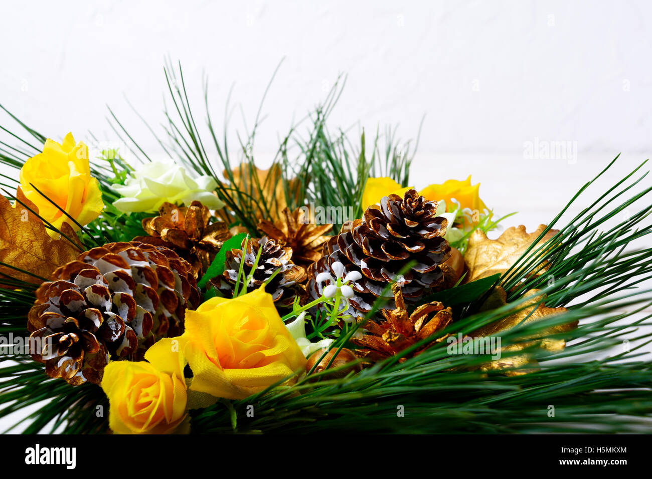 Weihnachts-Dekoration mit goldenen Tannenzapfen auf weißem Hintergrund. Weihnachtsgruß mit goldenen Dekor. Kopieren Sie Raum. Stockfoto