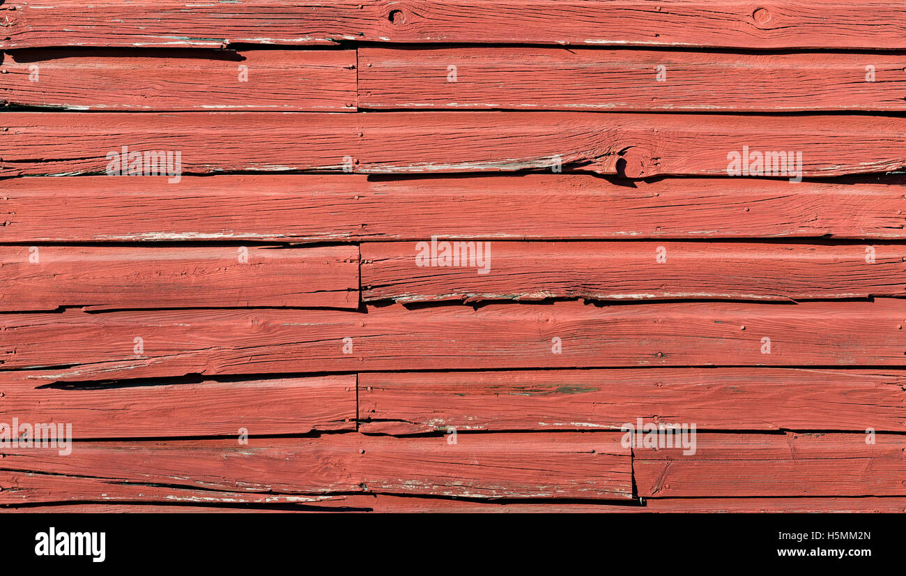 Rauen Zustand überstanden Red Barn board Abstellgleis mit Splits und Risse verblasst Stockfoto